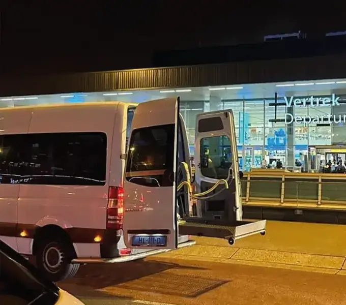Rolstoelbus bij Schiphol voor reizigers uit Blaricum